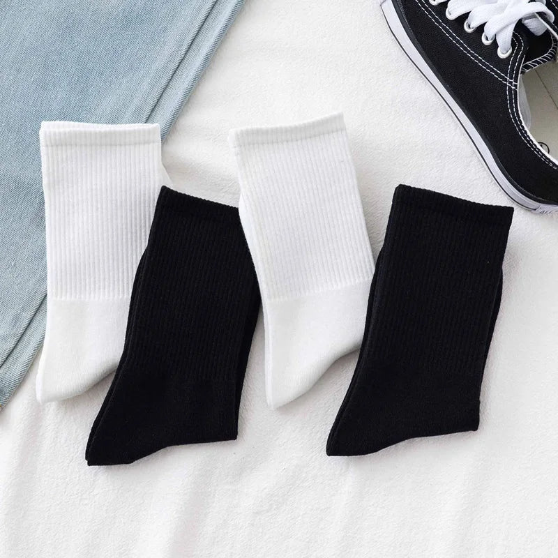 5 Pairs of Men's Crew Socks in Black and White - Streetwear Middle Tube Soft, Breathable Cotton Casual Socks