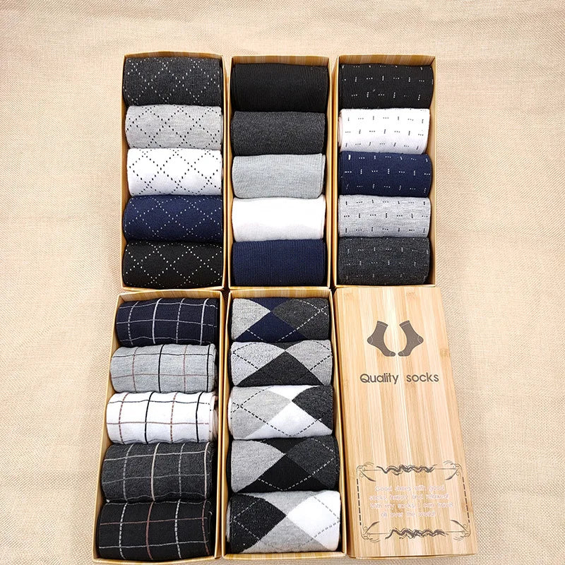 Experience the comfort and style of 5 pairs of breathable men's autumn/winter polyester-cotton socks in plain colours. Perfect for both commercial and casual wear, they come in a gift box.