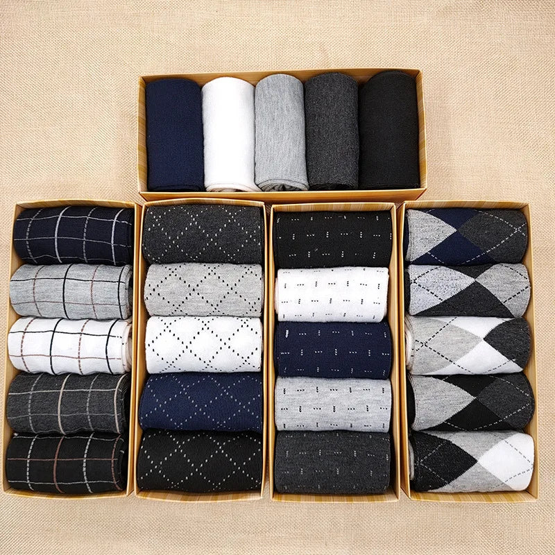 Experience the comfort and style of 5 pairs of breathable men's autumn/winter polyester-cotton socks in plain colours. Perfect for both commercial and casual wear, they come in a gift box.