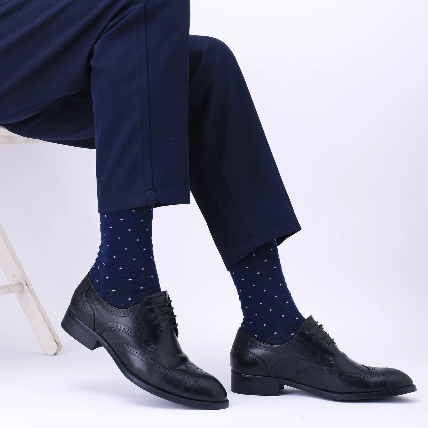 Step up your style with our high-quality, plus-size combed cotton crew socks – available in a set of 5 pairs!