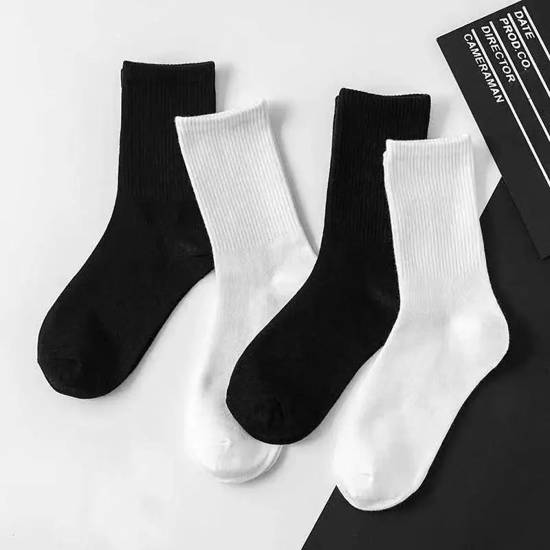 5 Pairs of Men's Crew Socks in Black and White - Streetwear Middle Tube Soft, Breathable Cotton Casual Socks