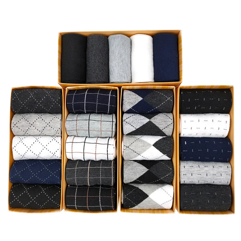 Experience the comfort and style of 5 pairs of breathable men's autumn/winter polyester-cotton socks in plain colours. Perfect for both commercial and casual wear, they come in a gift box.