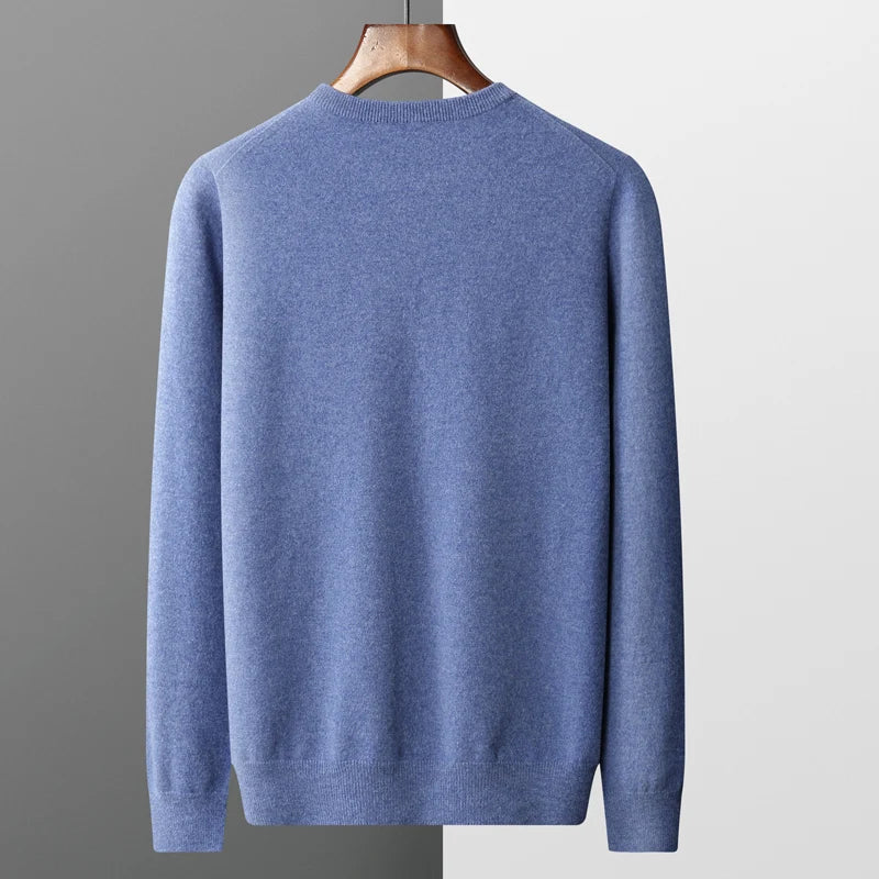 Indulge in the luxurious comfort of this essential men's sweater crafted from 100% merino wool. Boasting an O-neck and knitted long sleeves, this classic piece is adorned in a timeless solid colour, offering a perfect blend o