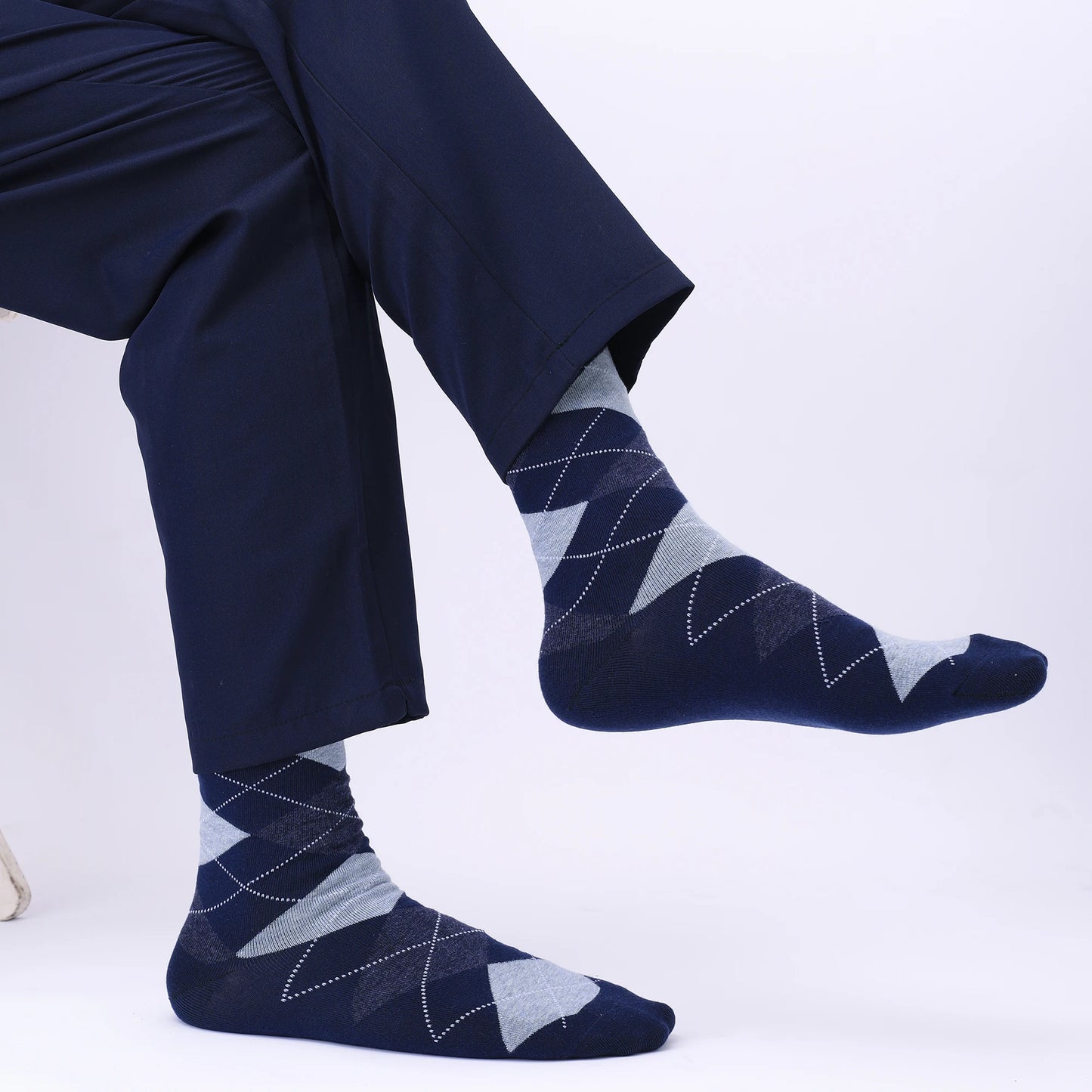 Step up your style with our high-quality, plus-size combed cotton crew socks – available in a set of 5 pairs!